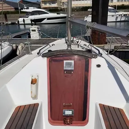 Voilier Cosy Au Port De Vue Sur Marina Deauville