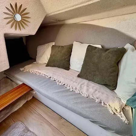 Voilier Cosy Au Port De Vue Sur Marina *